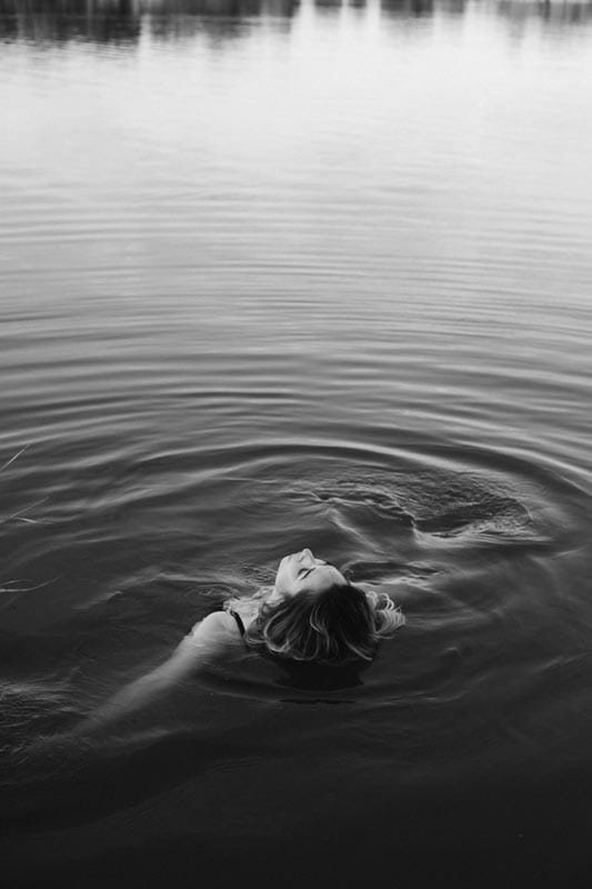 Frau die im See schwimmt